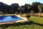 Piscina privada y jardín con césped